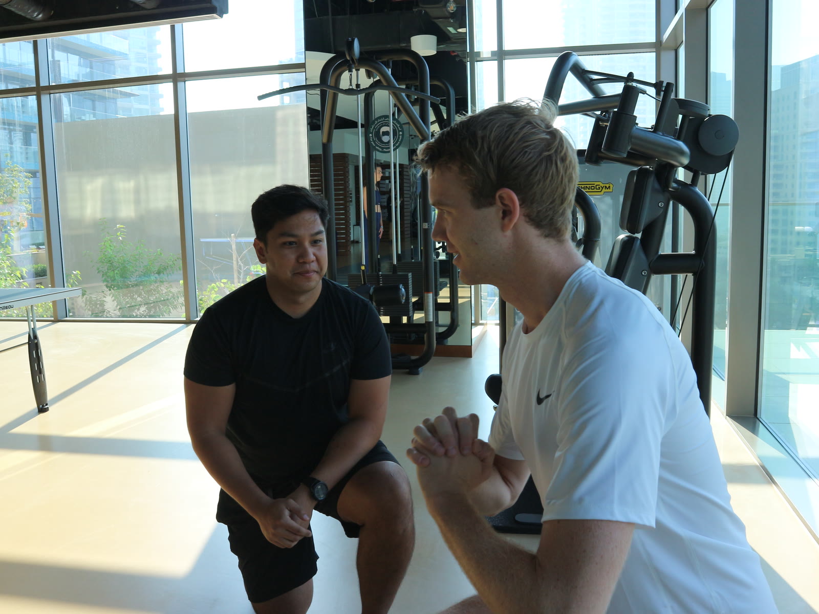 An ATHLI coach talking a member through their plan